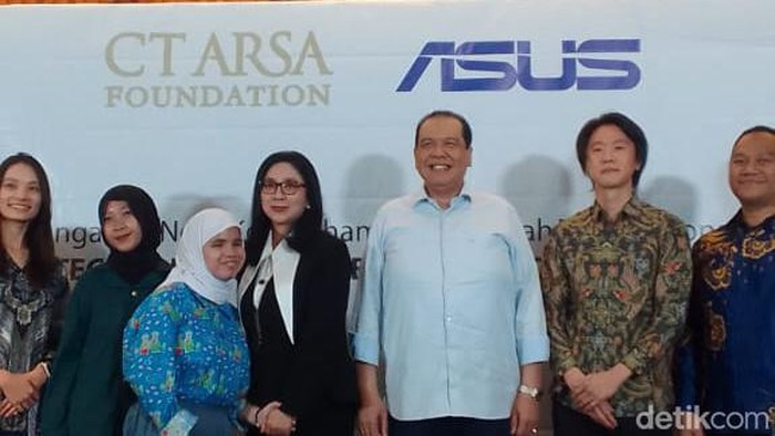 CT ARSA Foundation bekerja sama dengan PT ASUS Indonesia untuk mendistribusikan laptop demi pemberdayaan pendidikan. ASUS memberikan 156 laptop untuk didistribusikan (Rakhmad/detikcom)