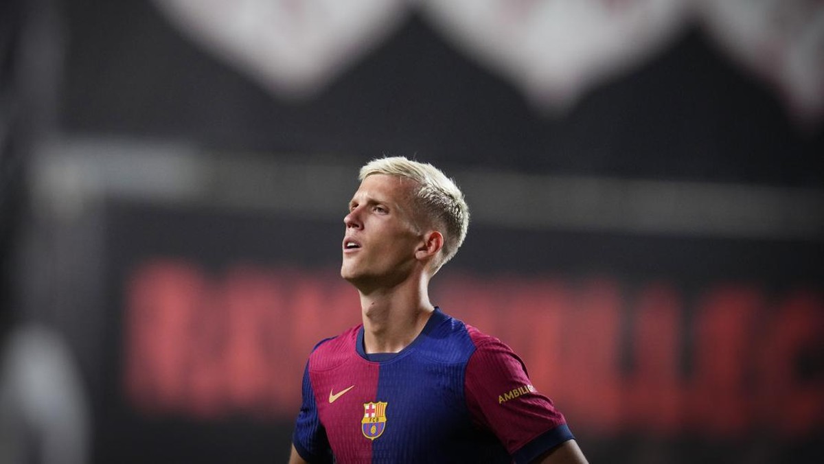 Dani Olmo masih terancam tak bisa didaftarkan Barcelona. (Foto: AP/Manu Fernandez)