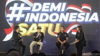 Kemudian, terlihat peraih medali emas Olimpiade Paris 2024 Veddriq Leonardo juga hadir. Hadir pula Wamenkominfo Angga Raka Prabowo. 