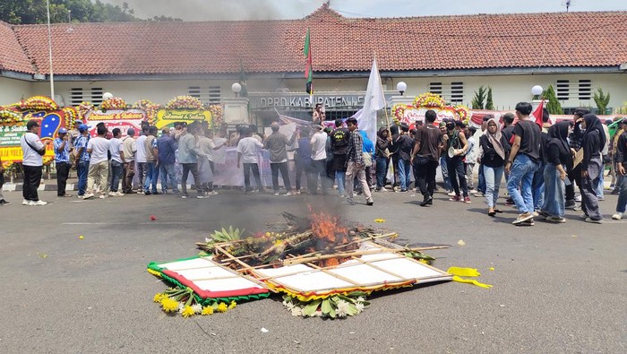 Protes Warnai Pelantikan DPRD Lebak, Mahasiswa Gelar Aksi Bakar Karangan Bunga