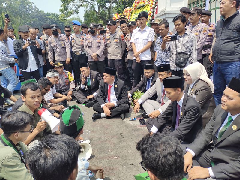 Demonstrasi di depan DPRD Lebak (Fathul/detikcom)