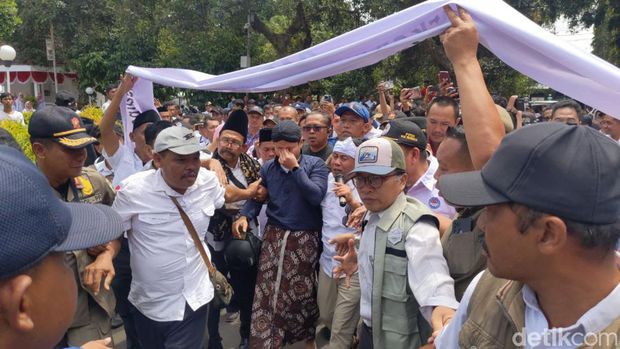 Diisukan Maju Cawagub Jatim, Warga Desak Mas Ipin Daftar di Trenggalek