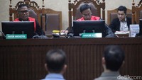 Ketiga terdakwa tersebut didakwa terlibat kasus korupsi pengelolaan timah, dimana penambangan ilegal di wilayah Ijin Usaha Pertambangan (IUP) PT Timah itu diduga telah merugikan keuangan negara sebesar Rp 300 triliun.