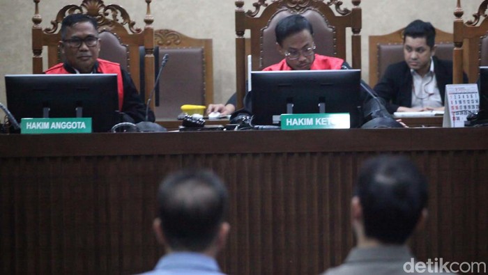 Dirut PT SBS, Komisaris PT SIP, GM PT TIN Didakwa Terlibat Korupsi Timah Tiga orang menjalani sidang pembacaan dakwaan kasus korupsi timah. Robert Indarto, Suwito Gunawan, dan Rosalina didakwa terlibat kasus korupsi pengelolaan timah.