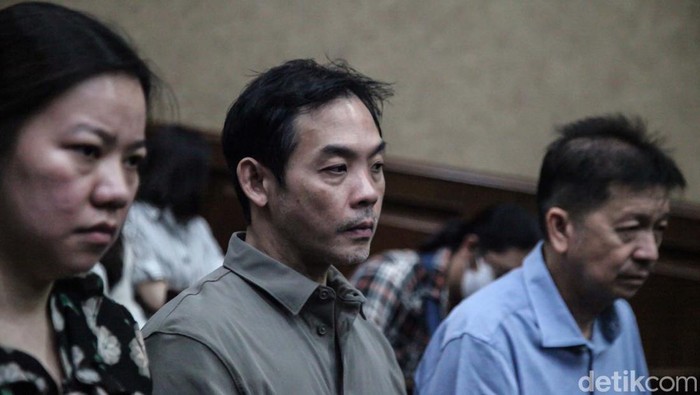 Dirut PT SBS, Komisaris PT SIP, GM PT TIN Didakwa Terlibat Korupsi Timah Tiga orang menjalani sidang pembacaan dakwaan kasus korupsi timah. Robert Indarto, Suwito Gunawan, dan Rosalina didakwa terlibat kasus korupsi pengelolaan timah.