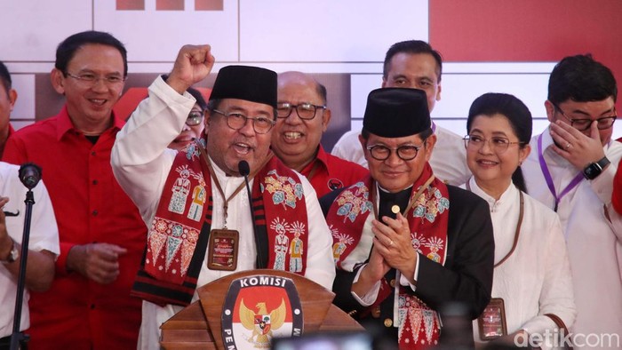 Cagub Cawagub Jakarta Pramono Anung dan Rano Karno tiba di gedung KPUD Jakarta, Rabu (28/8/2024). Mereka mendaftar sebagai Cagub dan Cawagub untuk Pilkada Jakarta 2024