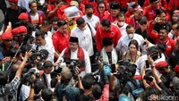 Mereka sempat disambut oleh tari-tarian tradisional di depan KPU. Kemudian mereka pun langsung masuk ke dalam kantor KPU dan melakukan pengisian buku pendaftaran.  