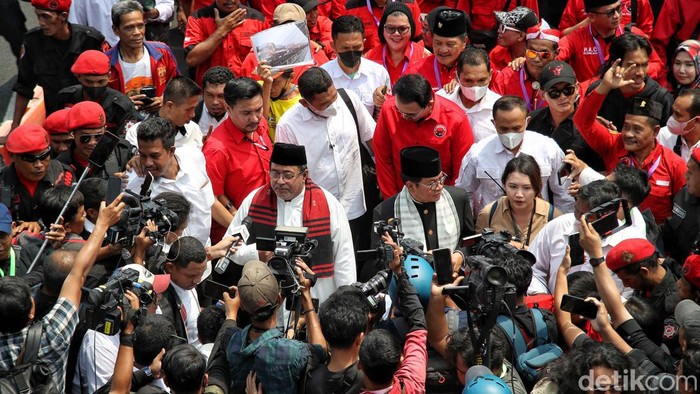 Ditemani Ahok, Pramono Anung-Rano Karno Daftar Pilgub Jakarta Cagub Cawagub Jakarta Pramono Anung dan Rano Karno tiba di gedung KPUD Jakarta, Rabu (28/8/2024). Mereka mendaftar sebagai Cagub dan Cawagub untuk Pilkada Jakarta 2024