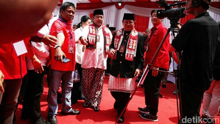 Cagub Cawagub Jakarta Pramono Anung dan Rano Karno tiba di gedung KPUD Jakarta, Rabu (28/8/2024). Mereka mendaftar sebagai Cagub dan Cawagub untuk Pilkada Jakarta 2024