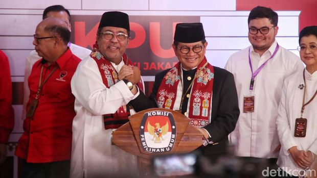 Cagub Cawagub Jakarta Pramono Anung dan Rano Karno tiba di gedung KPUD Jakarta, Rabu (28/8/2024). Mereka mendaftar sebagai Cagub dan Cawagub untuk Pilkada Jakarta 2024