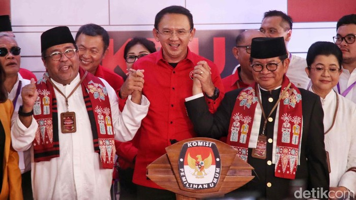 Cagub Cawagub Jakarta Pramono Anung dan Rano Karno tiba di gedung KPUD Jakarta, Rabu (28/8/2024). Mereka mendaftar sebagai Cagub dan Cawagub untuk Pilkada Jakarta 2024