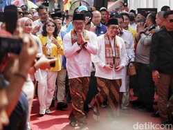 Gaya Ridwan Kamil Daftar Cagub DKI 2024, Pakai Batik Motif Penolak Bala