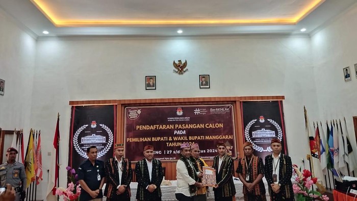 Duet Herybertus G. L. Nabit-Fabianus Abu (Hery-Fabi) sebagai kontestan dalam Pemilihan Bupati (Pilbup) Manggarai di KPU Manggarai, Selasa (27/8/2024). (Foto: Istimewa)