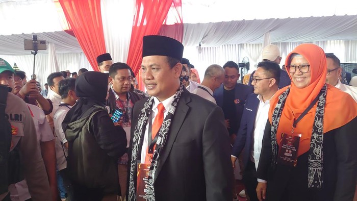 Duet pimpinan DPRD Cilegon, Isro Miraj-Nurrotul Uyun, resmi mendaftarkan diri ke KPU sebagai bakal cawalkot-cawawalkot. Pasangan ini diusung Partai NasDem dan PKS di Pilkada 2024.