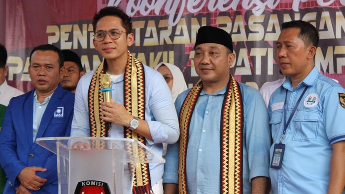 Egi-Syaiful saat mendaftar di Pilbup Lampung Selatan