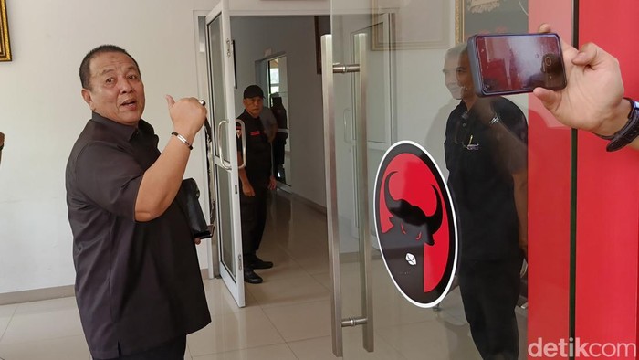 Eks Gubernur Lampung, Arinal Djunaidi tiba di Kantor PDIP Lampung.