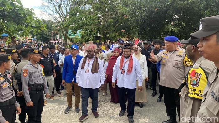 Elisa Kambu-Ahmad Nasrauw tiba di Kantor KPU Papua Barat Daya dengan berjalan kaki.