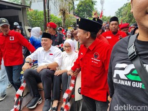 Daftar ke KPU Surabaya, Eri-Armuji Naik Becak Diiringi Reog dan Banteng