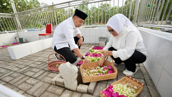Eri Cahyadi dan istrinya ziarah ke makam ayahnya sebelum mendaftar Pilwali Surabaya 2024.