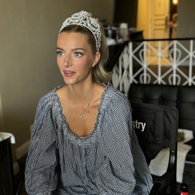 Hannah Neeleman, yang lebih dikenal sebagai ratu trad wife mencuri perhatian dalam kontes Mrs. American. Namun, kali ini bukan sebagai peserta, melainkan untuk menyerahkan mahkota Mrs. American kepada pemenang baru. Foto: dok. Instagram @ballerinafarm