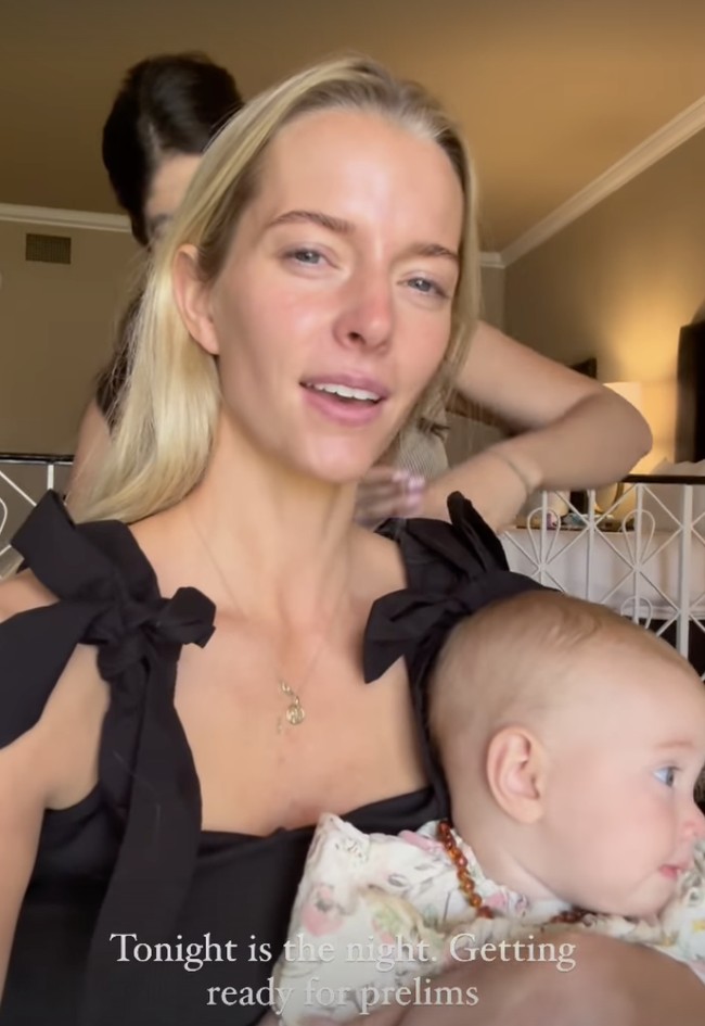 Dalam momen tersebut, Hannah tetap mendedikasikan dirinya sebagai ibu dengan membawa bayinya kemanapun ia bekerja.  Saat makeup untuk gelaran Mrs. American, tampak bayinya yang bernama Flora sedang dipangku olehnya.  Foto: dok. Instagram @ballerinafarm