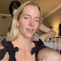 Dalam momen tersebut, Hannah tetap mendedikasikan dirinya sebagai ibu dengan membawa bayinya kemanapun ia bekerja.  Saat makeup untuk gelaran Mrs. American, tampak bayinya yang bernama Flora sedang dipangku olehnya.  Foto: dok. Instagram @ballerinafarm