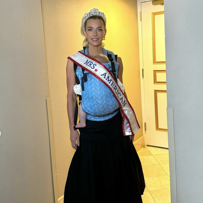 Dalam momen tersebut, wanita yang dikenal dengan Ballerina Farm di media sosialnya itu menunjukkan dedikasinya sebagai seorang trad wife atau istri tradisional dengan membawa bayinya. Ia semakin mengukuhkan citranya sebagai sosok wanita yang setia pada nilai-nilai tradisional. Foto: dok. Instagram @ballerinafarm