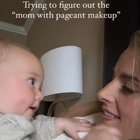 Meskipun sering disebut sebagai “trad wife, Hannah mengungkapkan bahwa ia tidak sepenuhnya mengidentifikasi dirinya dengan julukan tersebut. “Banyak dari kita memiliki anak, dan saya tidak merasa ada yang perlu ditutup-tutupi dengan menunjukkan bahwa saya baru saja melahirkan,” ungkapnya dalam sebuah wawancara dengan New York Times, merespons pertanyaan mengenai kehidupannya yang rumit sebagai ibu rumah tangga tradisional di era modern. Foto: dok. Instagram @ballerinafarm