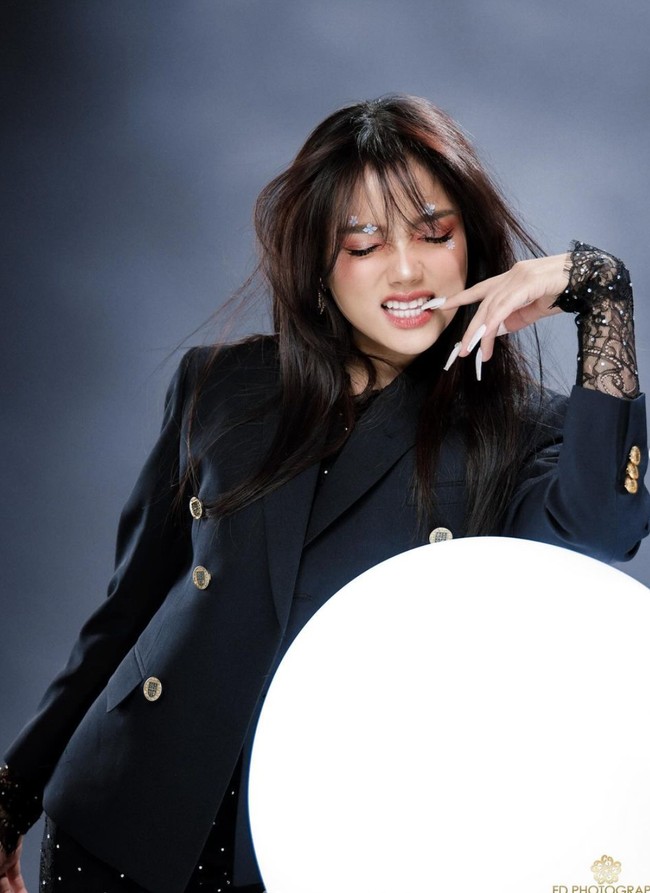 Dengan bantuan fotografer FD Photography, Fuji memamerkan berbagai posenya. Ada yang menyebut gayanya bak gadis sampul. Foto: Instagram/@fuji_an