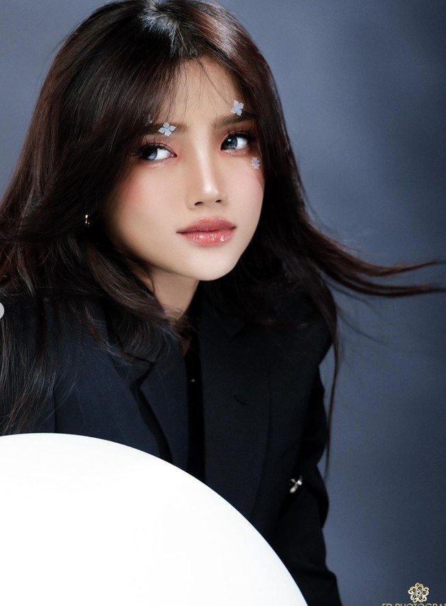 Penampilannya pun semakin cantik dengan riasan wajah bernuansa peach ditambah dengan stiker wajah bentuk bunga. Fuji jugaa terlihat menggunakan lensa kontak untuk mempercantik matanya. Foto: Instagram/@fuji_an