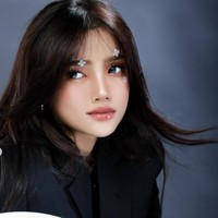 Penampilannya pun semakin cantik dengan riasan wajah bernuansa peach ditambah dengan stiker wajah bentuk bunga. Fuji jugaa terlihat menggunakan lensa kontak untuk mempercantik matanya. Foto: Instagram/@fuji_an