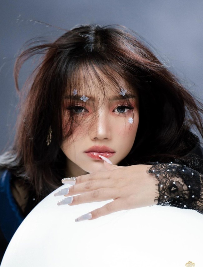 Tampil totalitas, Fuji juga memakai kuku palsu untuk memaksimalkan penampilannya. CAKEP BGT BGT, komentar salah seorang netizen. Makin sini makin cakep ni anak, tambah netizen lain. Foto: Instagram/@fuji_an