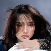 Tampil totalitas, Fuji juga memakai kuku palsu untuk memaksimalkan penampilannya. CAKEP BGT BGT, komentar salah seorang netizen. Makin sini makin cakep ni anak, tambah netizen lain. Foto: Instagram/@fuji_an