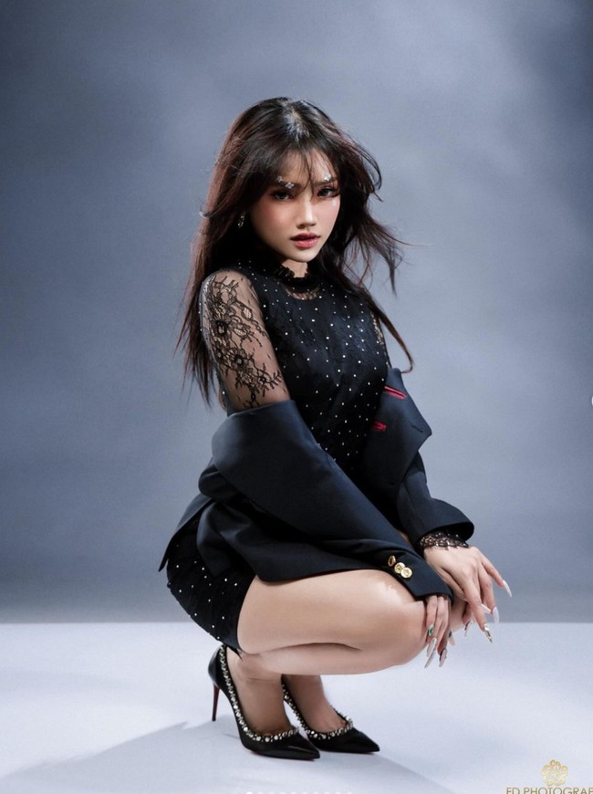 Fuji kembali jadi sorotan di pemotretan terbarunya. Tampil cantik menawan serba hitam, penampilan Fuji pun banjir pujian netizen. Foto: Instagram/@fuji_an