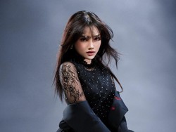 7 Pemotretan Terbaru Fuji Banjir Pujian, Tampil Serba Hitam Pakai Mini Dress