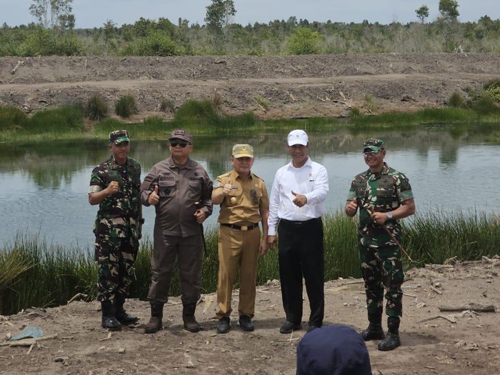 Gubernur Kalimantan Tengah Sugianto Sabran mendampingi Menteri Pertanian RI meninjau Area Sawah dan Food Estate di Desa Bentuk Jaya A5 Dadahup, Kabupaten Kapuas.
