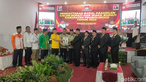Gus Haris-Lora Fahmi resmi mendaftar ke KPU Probolinggo. Mereka datang ke KPU diantar 56 ribu pendukung.
