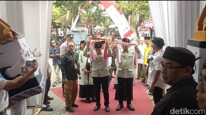 Gus Haris-Lora Fahmi resmi mendaftar ke KPU Probolinggo. Mereka datang ke KPU diantar 56 ribu pendukung.