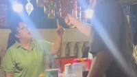 Interaksi Gusti Bhre bersama penjual juga tampak santai. Ia memilih-milih rasa es seolah sudah mengetahui rasa minuman kemasan terbaik. Foto: TikTok dan Instagram