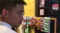 Gaya jajan Gusti Bhre menjadi sorotan karena terlalu merakyat. Ketika memesan es cekek dari warung lokal, ia mengajak serta anak-anak di sekitarnya untuk jajan bersama. Foto: TikTok dan Instagram