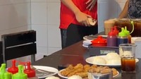 Beberapa kamera dari netizen juga menangkap momen Gusti Bhre kulineran di Solo. Restoran tradisional menjadi sasaran utamanya untuk mengisi perut. Foto: TikTok dan Instagram