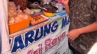 Sosoknya yang terkesan cuek namun tegas ternyata lebih santai ketika blusukan. Menggunakan tangannya langsung ia mengambil gorengan dari penjual kaki lima. Foto: TikTok dan Instagram
