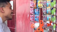 Selain seduhan es teh, Gusti Bhre juga gemar jajan es cekek. Sampai-sampai netizen TikTok yang menggemarinya sampai menjuluki Duta Jajan Es. Foto: TikTok dan Instagram