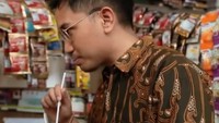 Salah satu pesanan favoritnya adalah minuman es teh yang menyegarkan. Ia tak sungkan untuk jajan es teh manis ke warung rumahan. Foto: TikTok dan Instagram
