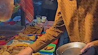 Selama menjabat sebagai Raja Mangkunegara X, Gusti Bhre paling senang kulineran sambil blusukan. Mendatangi angkringan yang ada di sekitarnya menjadi kegiatan rutin. Foto: TikTok dan Instagram
