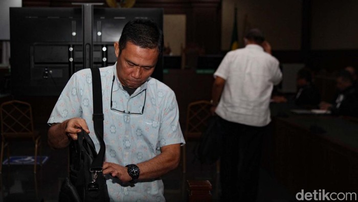 Hakim menolak eksepsi yang diajukan mantan Kepala Dinas ESDM Bangka Belitung dalam kasus korupsi timah. Artinya, sidang akan memasuki agenda pemeriksaan saksi dalam perkara.