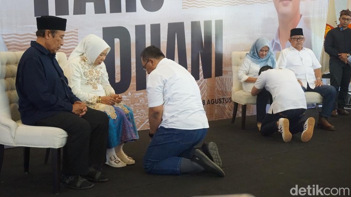 Haru-Dhani minta restu ke ortu untuk maju di Pilwalkot Bandung 2024.