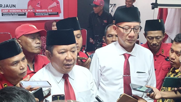 Hendy Siswanto-Muhammad Balya Firjaun Barlaman usai menerima rekomendasi maju Pilbup dari PDIP.