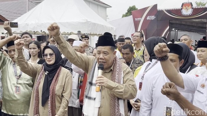 Hidayat Arsani dan Hellyana mendaftar sebagai calon Gubernur dan Wakil Gubernur Bangka Belitung (Babel). Pasangan ini mendaftar pertama kali ke Komisi Pemilihan Umum (KPU) Babel.