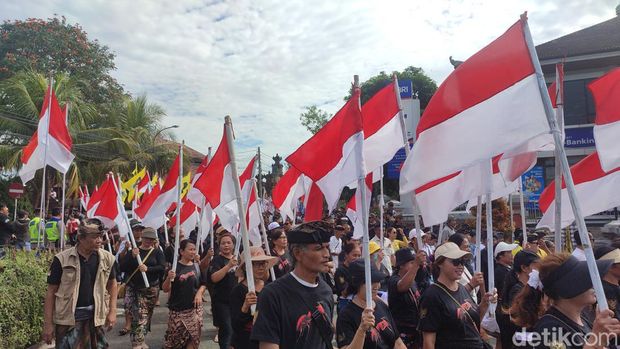 I Nyoman Mulyadi-I Nyoman Ardika alias Sengap bersama simpatisan saat bergerak menuju ke KPU Tabanan, Rabu (28/8/2024). (Ahmad Firizqi Irwan)
